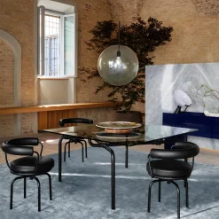 7 Fauteuil Tournant #1, di Charlotte Perriand/Collezione Lc - Struttura e pelle nera Cassina
