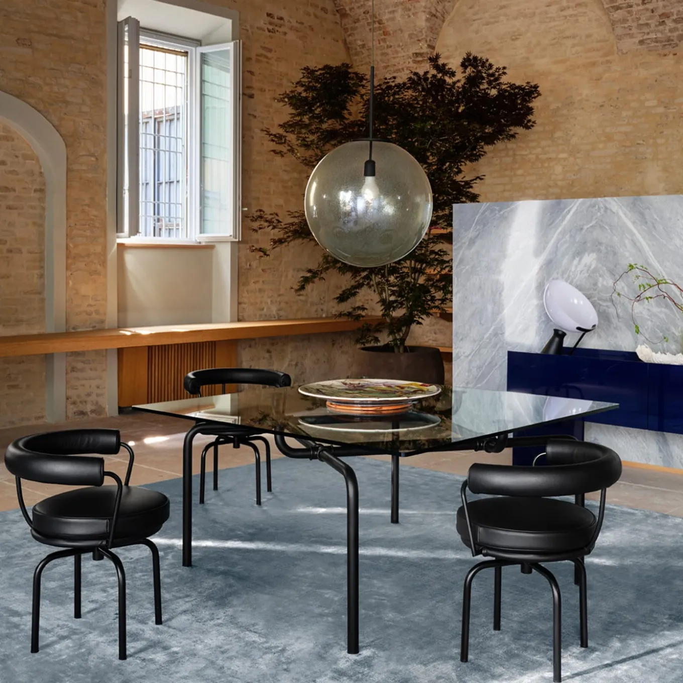 7 Fauteuil Tournant #1, di Charlotte Perriand/Collezione Lc - Struttura e pelle nera Cassina