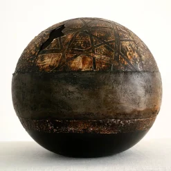 #96 Globo marrone con rilievi geometrici e floreali