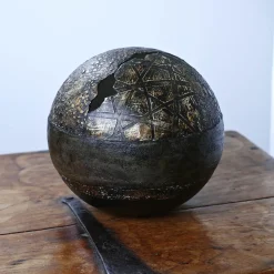 #96 Globo marrone con rilievi geometrici e floreali