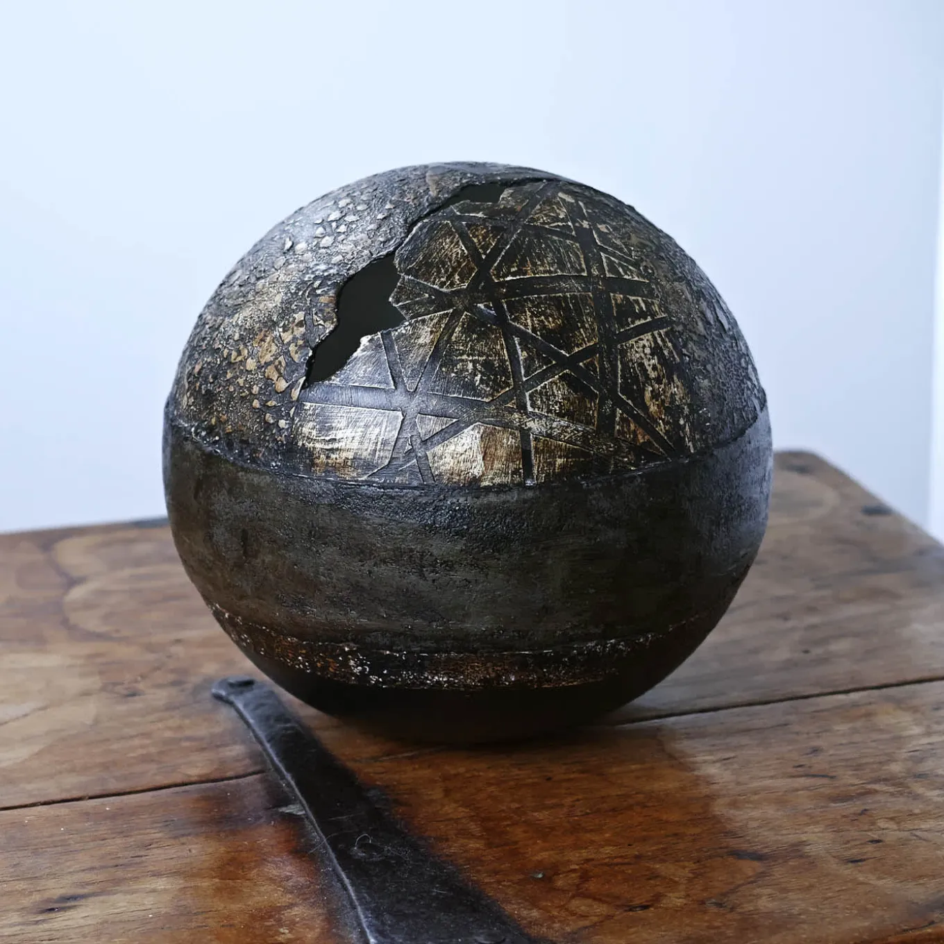 #96 Globo marrone con rilievi geometrici e floreali