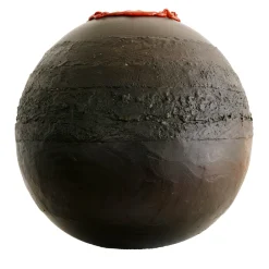 #20 Sfera di cemento nero con accenti di lacca rossa