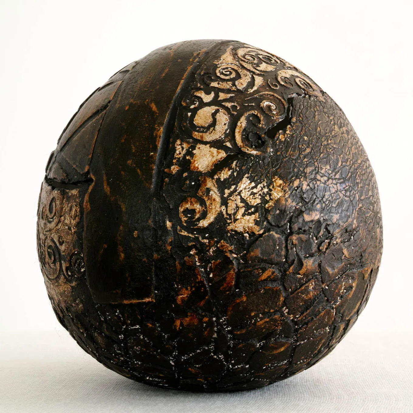 #109 Sfera marrone con dettagli in stucco e foglia d'argento