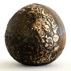 #109 Sfera marrone con dettagli in stucco e foglia d'argento