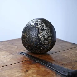 #109 Sfera marrone con dettagli in stucco e foglia d'argento
