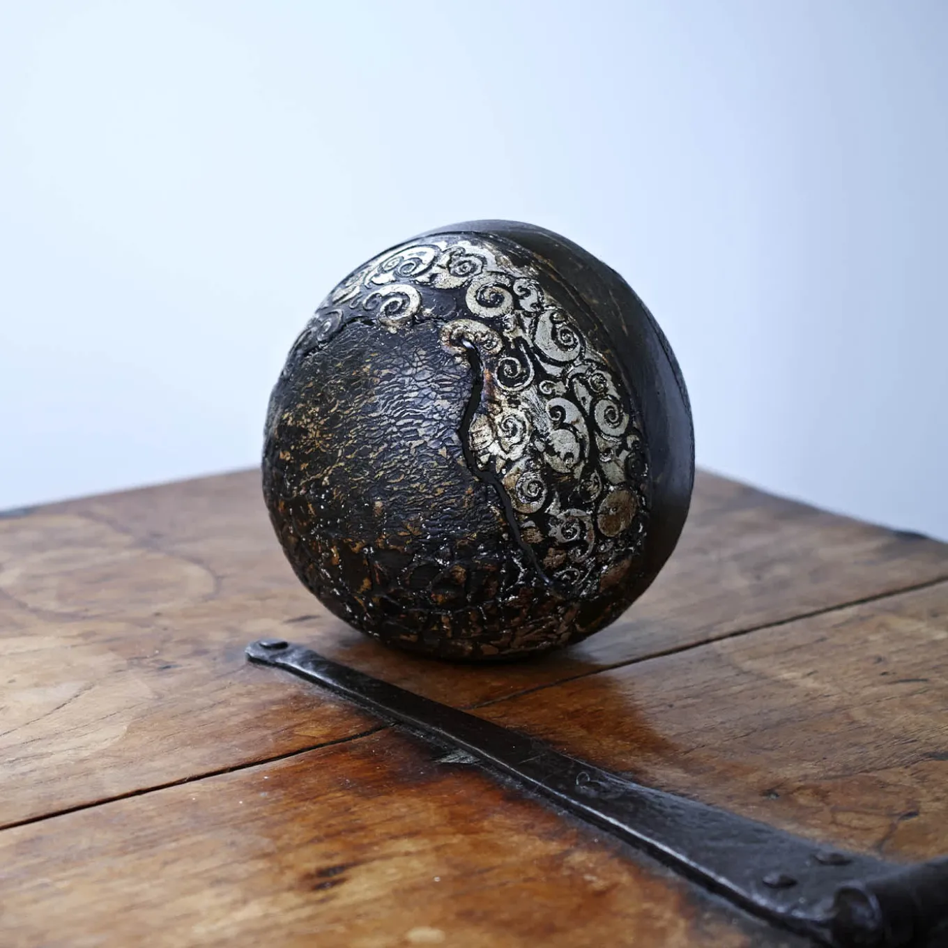 #109 Sfera marrone con dettagli in stucco e foglia d'argento