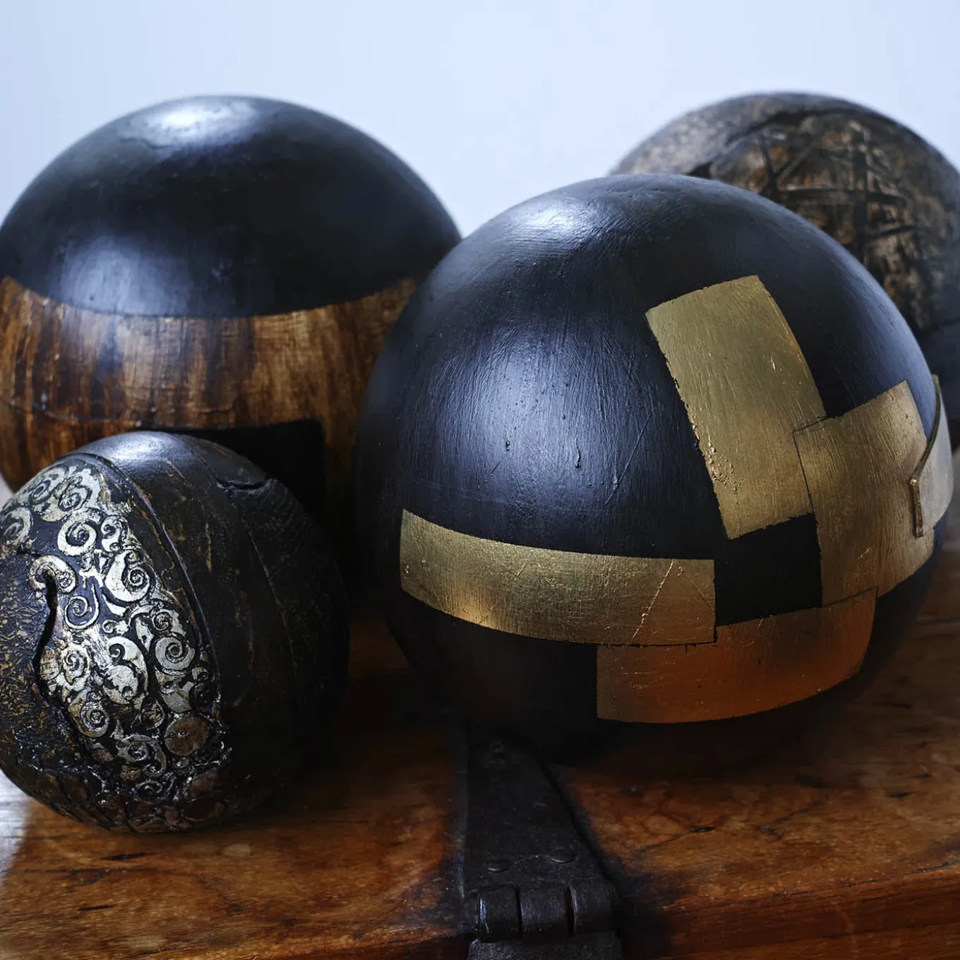 #109 Sfera marrone con dettagli in stucco e foglia d'argento