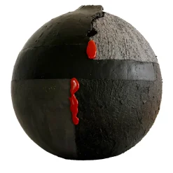 #114 Sfera nera con accenti di lacca rossa