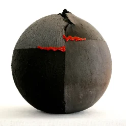 #114 Sfera nera con accenti di lacca rossa