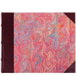 Album fotografico in pelle rossa con paesaggio