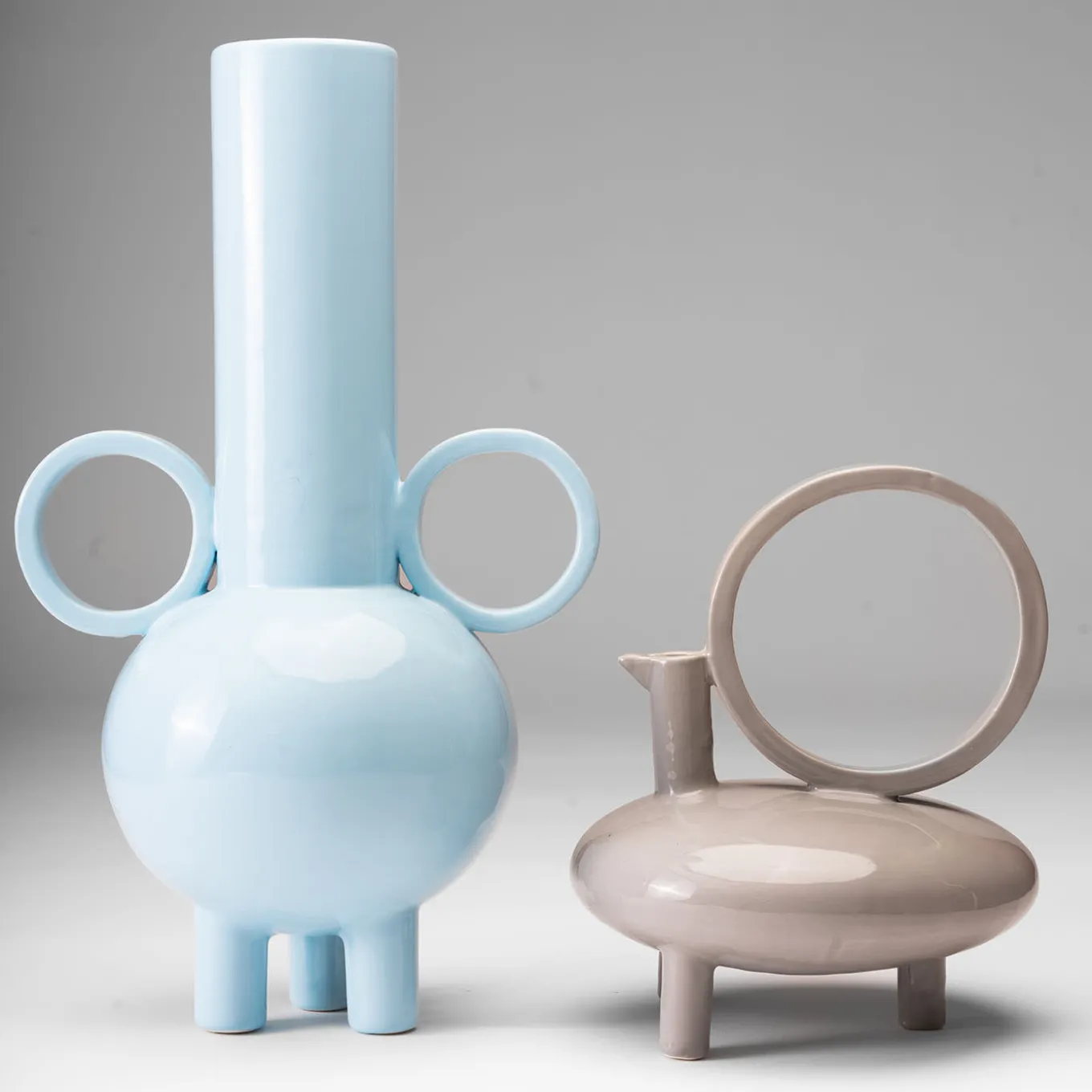 Anfora alta in ceramica azzurra Stereogramma