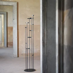 Appendiabiti nero Columnae di Svetlana Golubeva