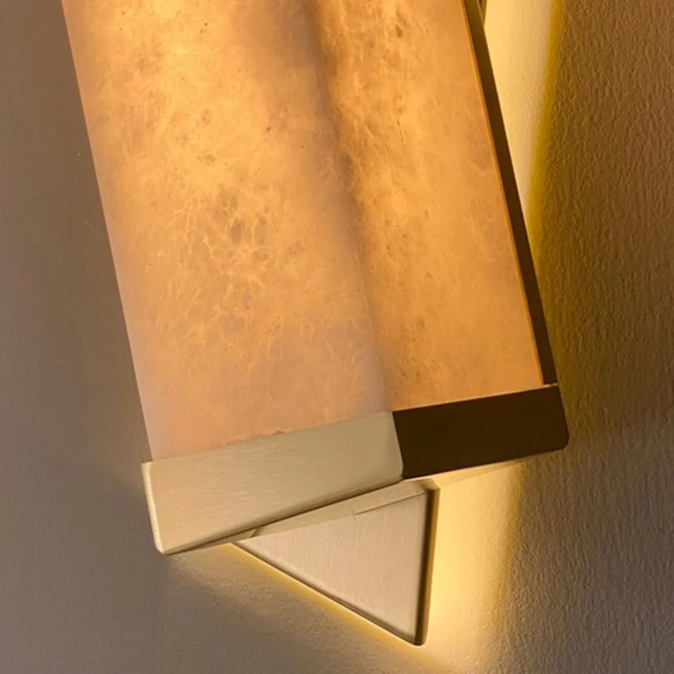 Applique da parete "Offset" in ottone satinato