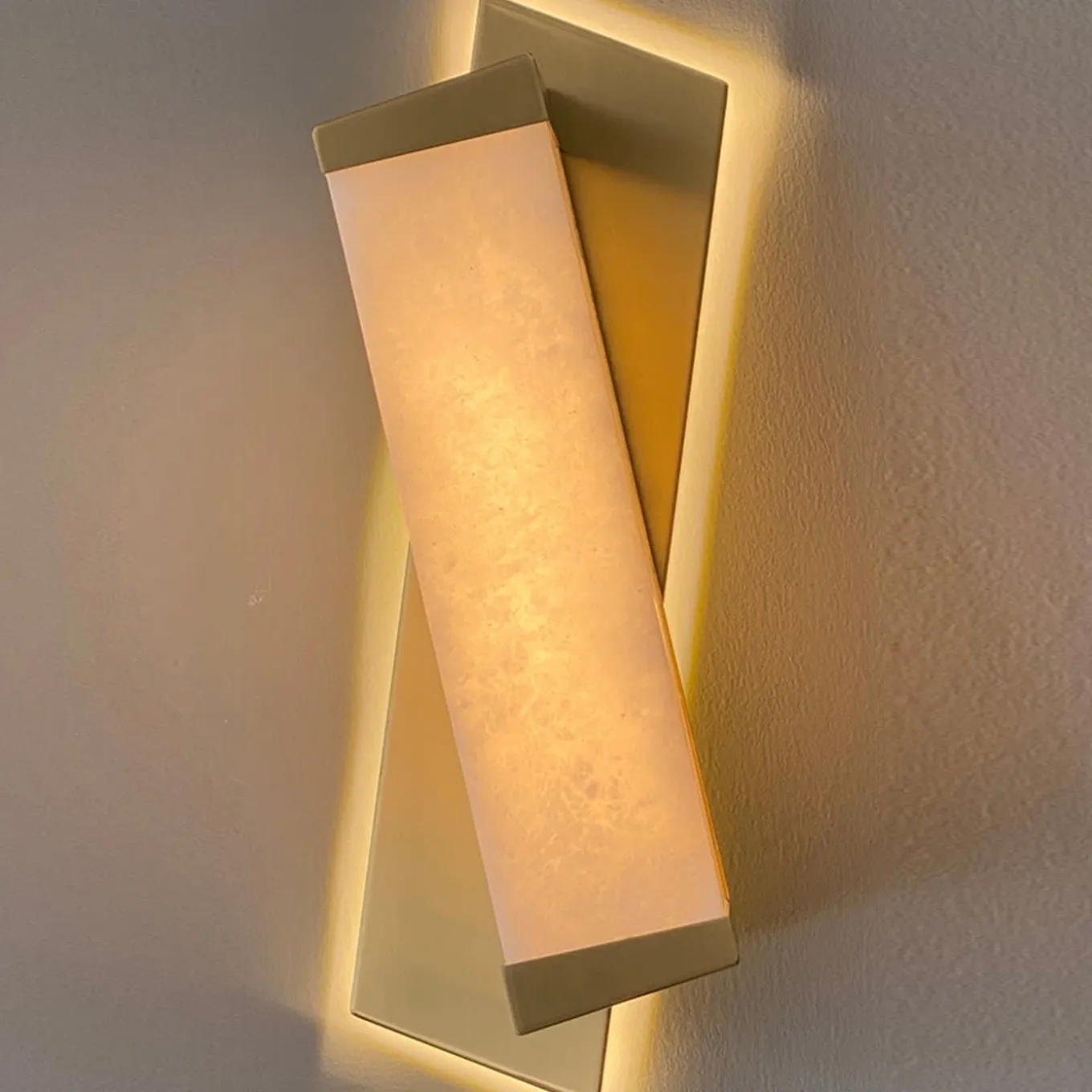 Applique da parete "Offset" in ottone satinato