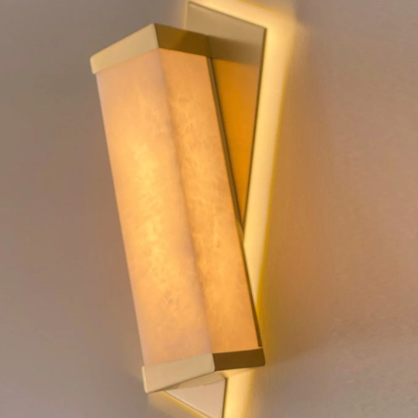 Applique da parete "Offset" in ottone satinato