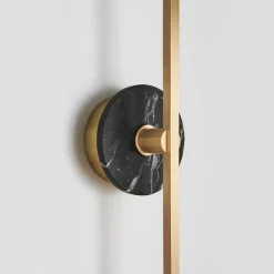 Applique "Essential Stick" in ottone satinato e marmo nero Marquinha
