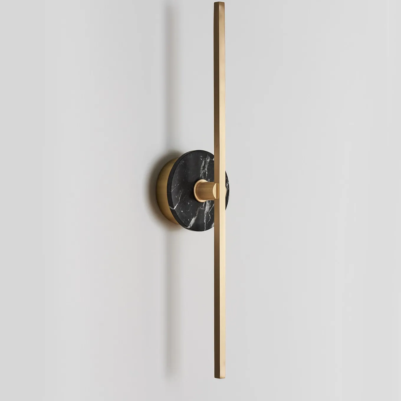 Applique "Essential Stick" in ottone satinato e marmo nero Marquinha