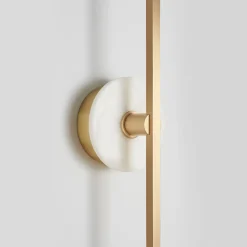 Applique "Essential Stick" in ottone satinato e marmo bianco