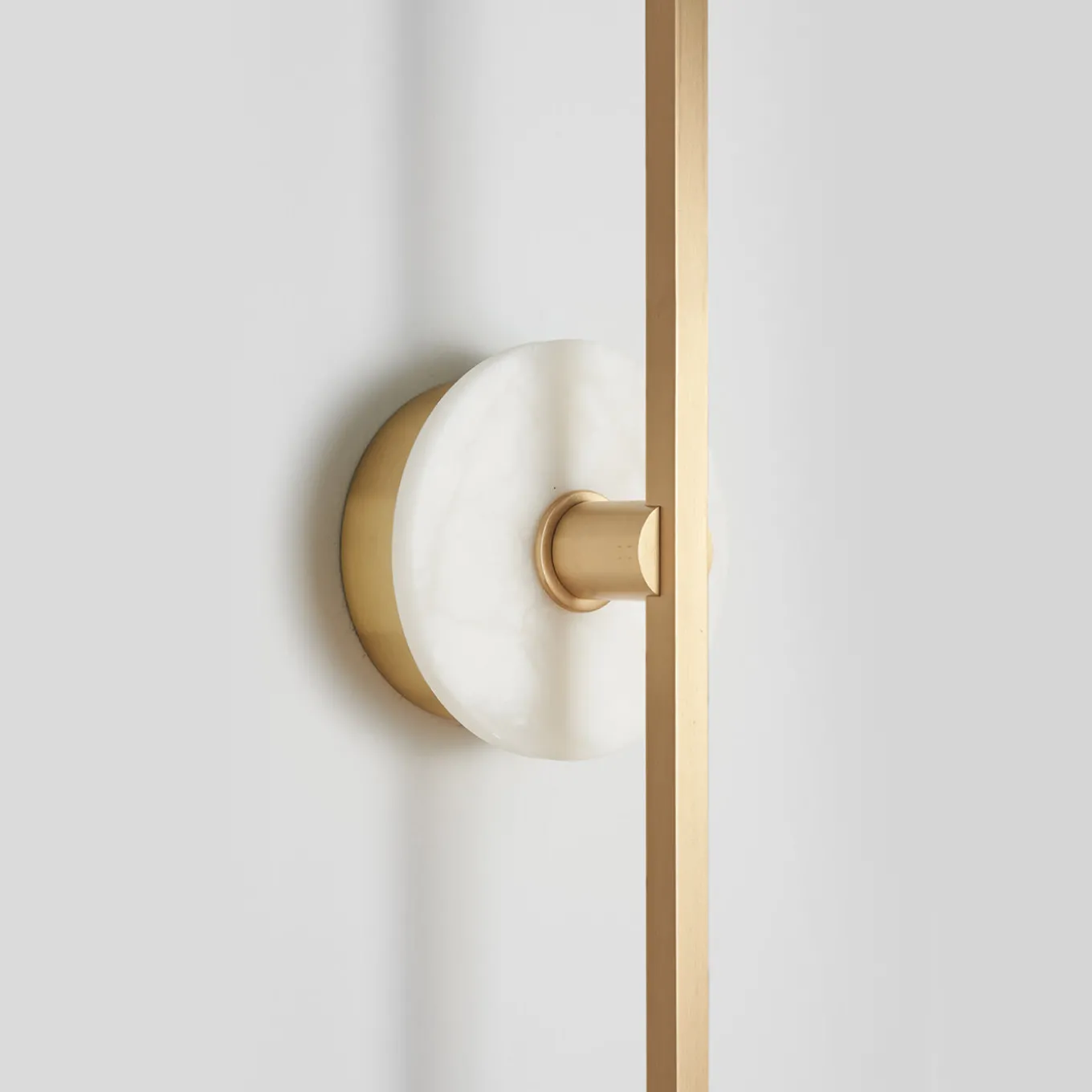 Applique "Essential Stick" in ottone satinato e marmo bianco
