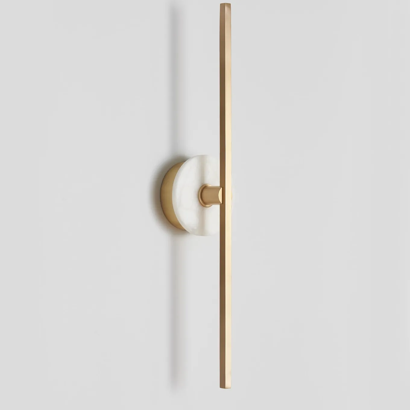 Applique "Essential Stick" in ottone satinato e marmo bianco