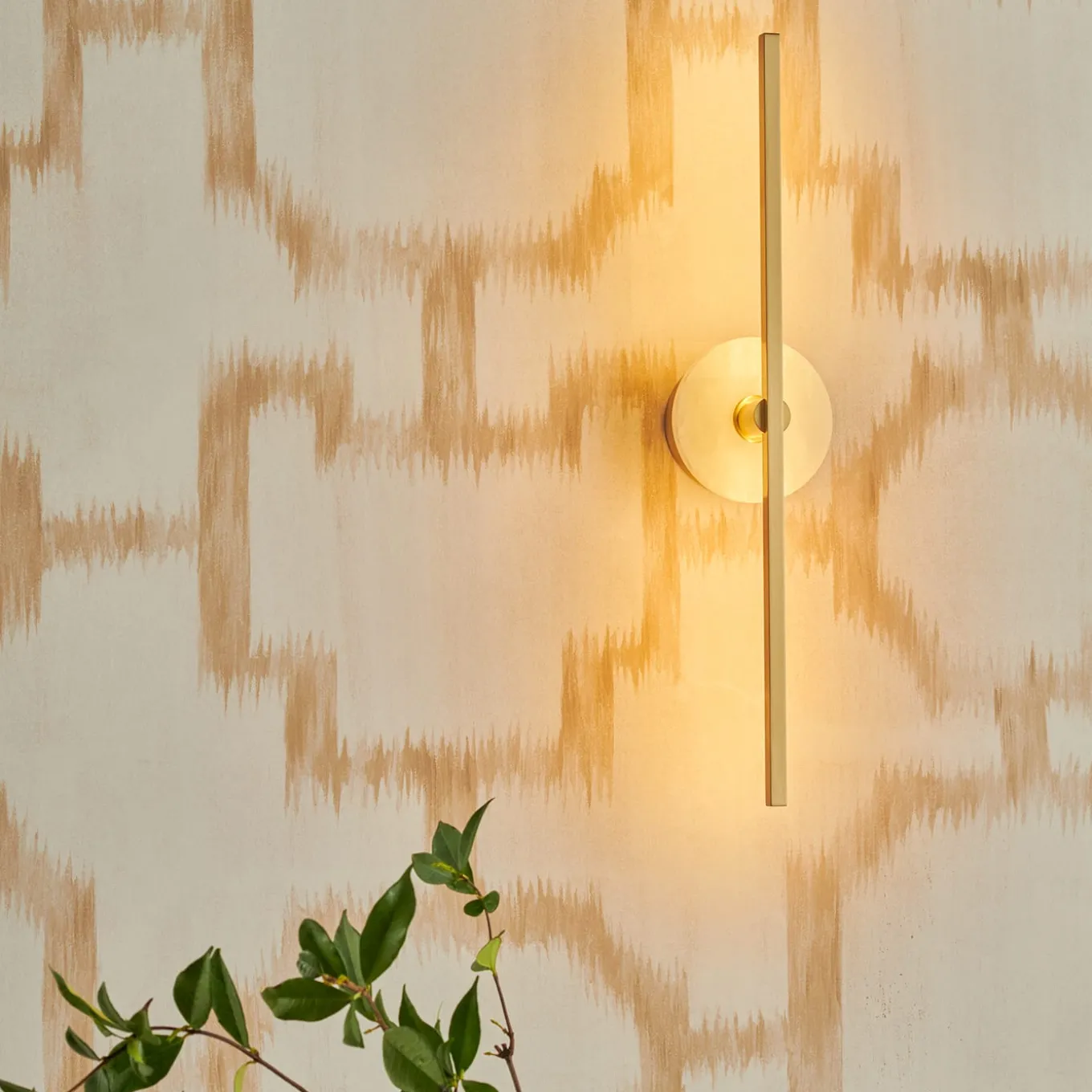 Applique "Essential Stick" in ottone satinato e marmo bianco