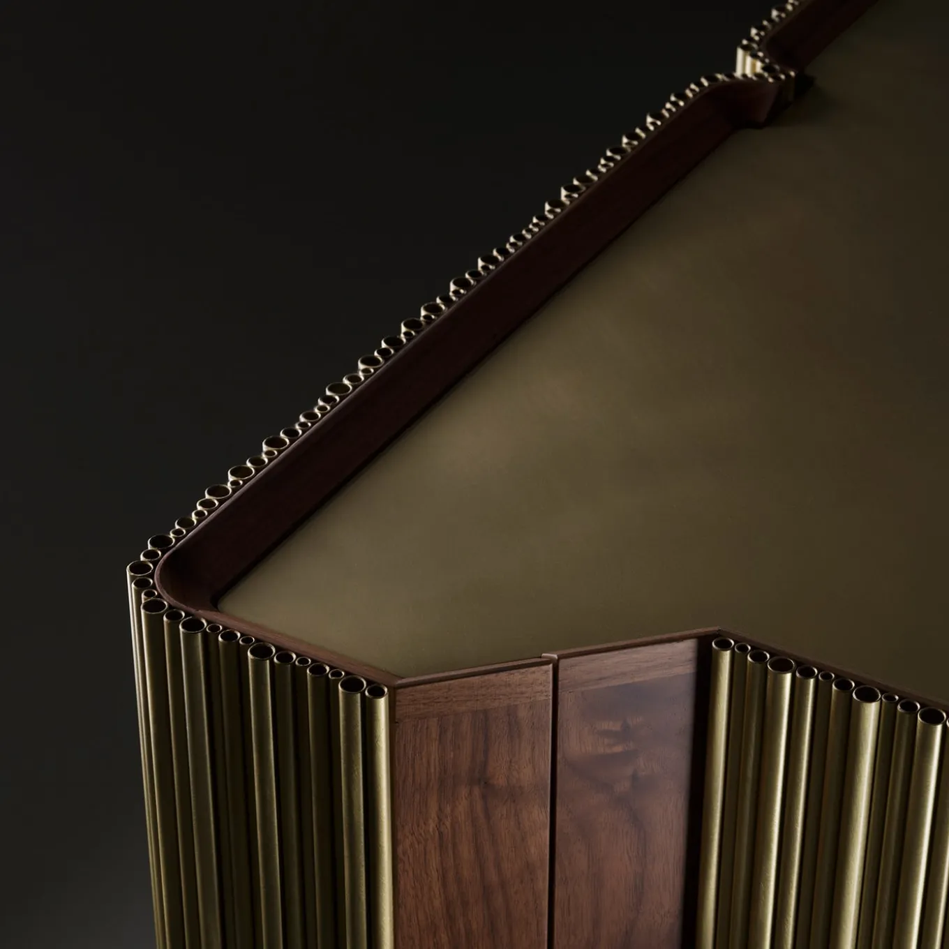 Armadietto Canneto in ottone spazzolato di Adriano Design