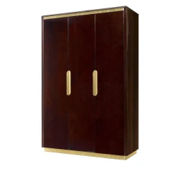 Armadio a 3 ante in eucalipto scuro con dettagli in ottone della collezione Studio Privè
