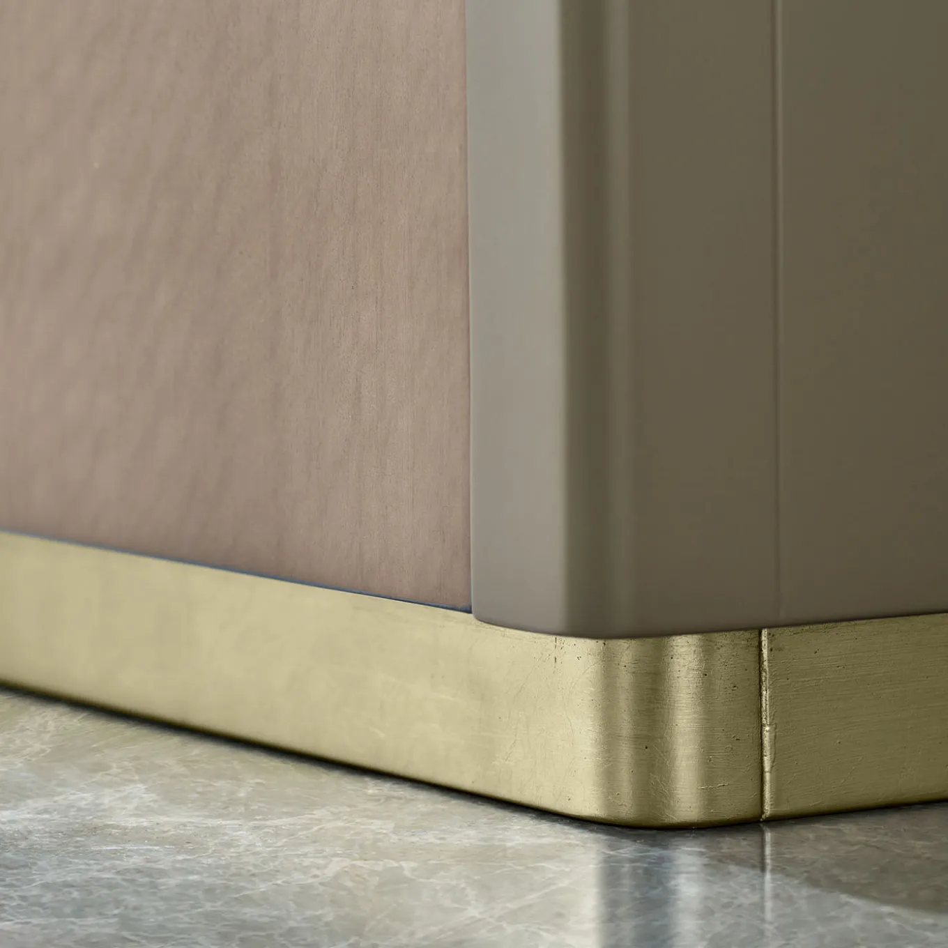 Armadio frontale in vetro beige della collezione Studio Privè