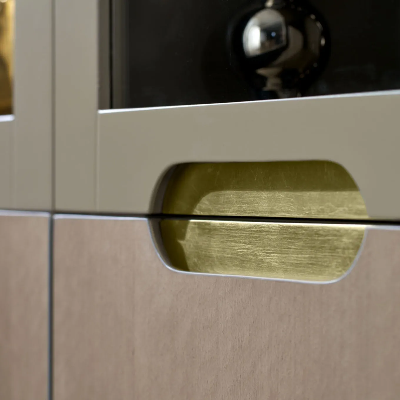 Armadio frontale in vetro beige della collezione Studio Privè