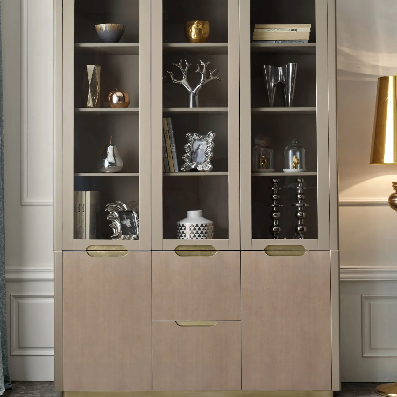 Armadio frontale in vetro beige della collezione Studio Privè