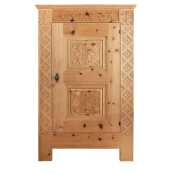 Armadio in legno di pino