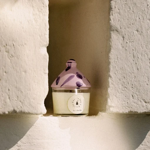 Candela profumata alla lavanda e all'iris con coperchio in ceramica