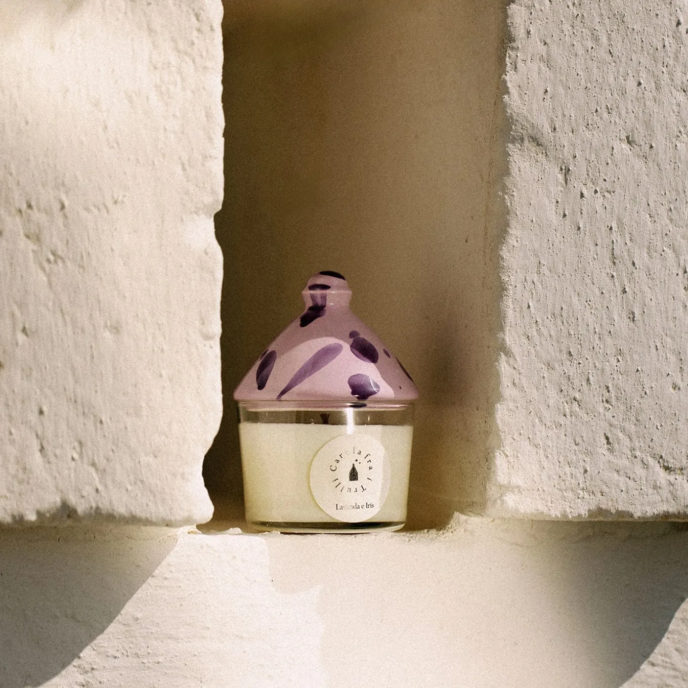 Candela profumata alla lavanda e all'iris con coperchio in ceramica