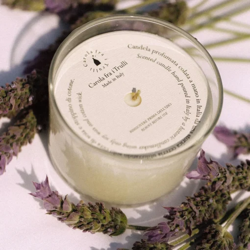 Candela profumata alla lavanda e all'iris con coperchio in ceramica