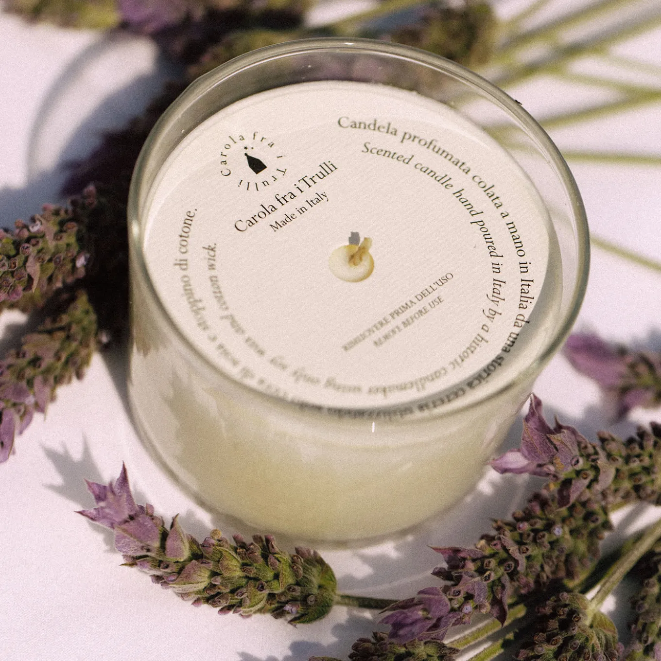 Candela profumata alla lavanda e all'iris con coperchio in ceramica