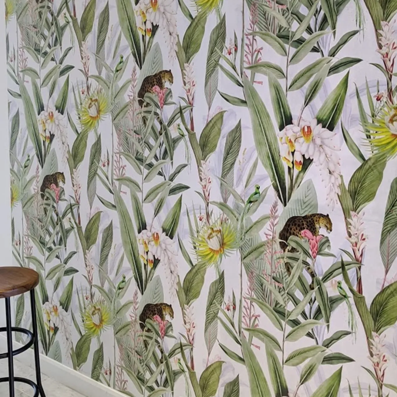 Carta da parati vintage Foresta tropicale con giaguari e pappagalli