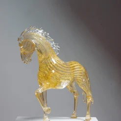 Cavallino rampante in vetro oro