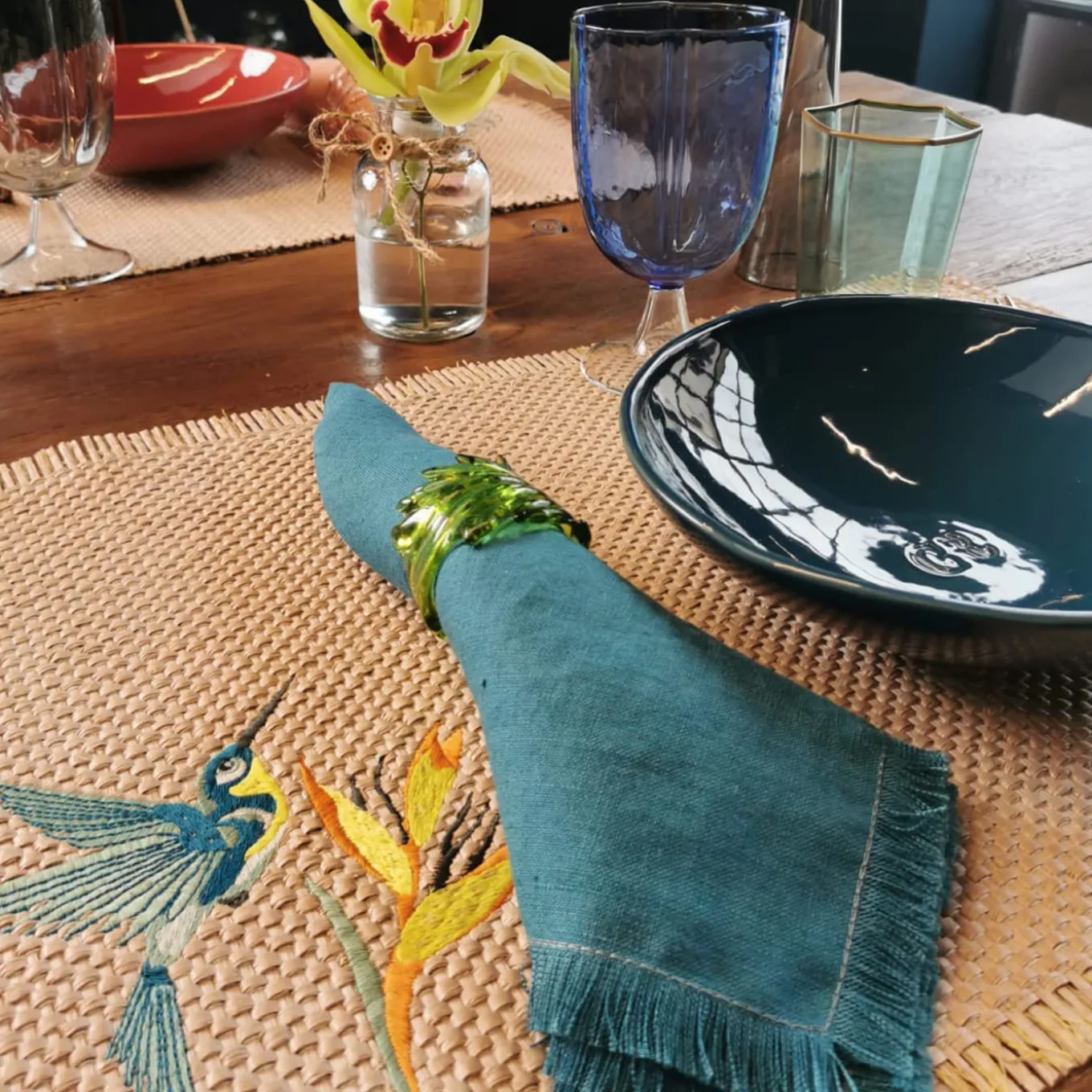 Cena per due: set di bicchieri e biancheria tropicale
