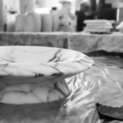 Centrotavola Amaltea Bianco Arabescato di Ivan Colominas