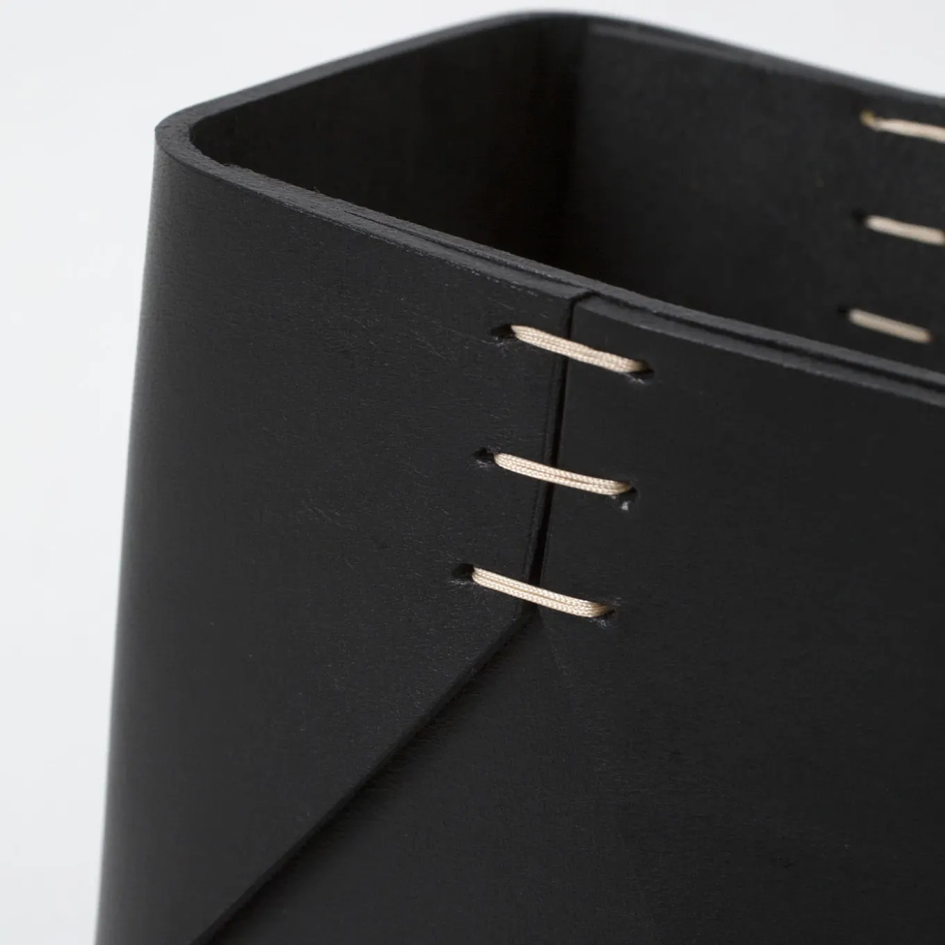 Cestino Regular Cubic nero di Oscar Maschera