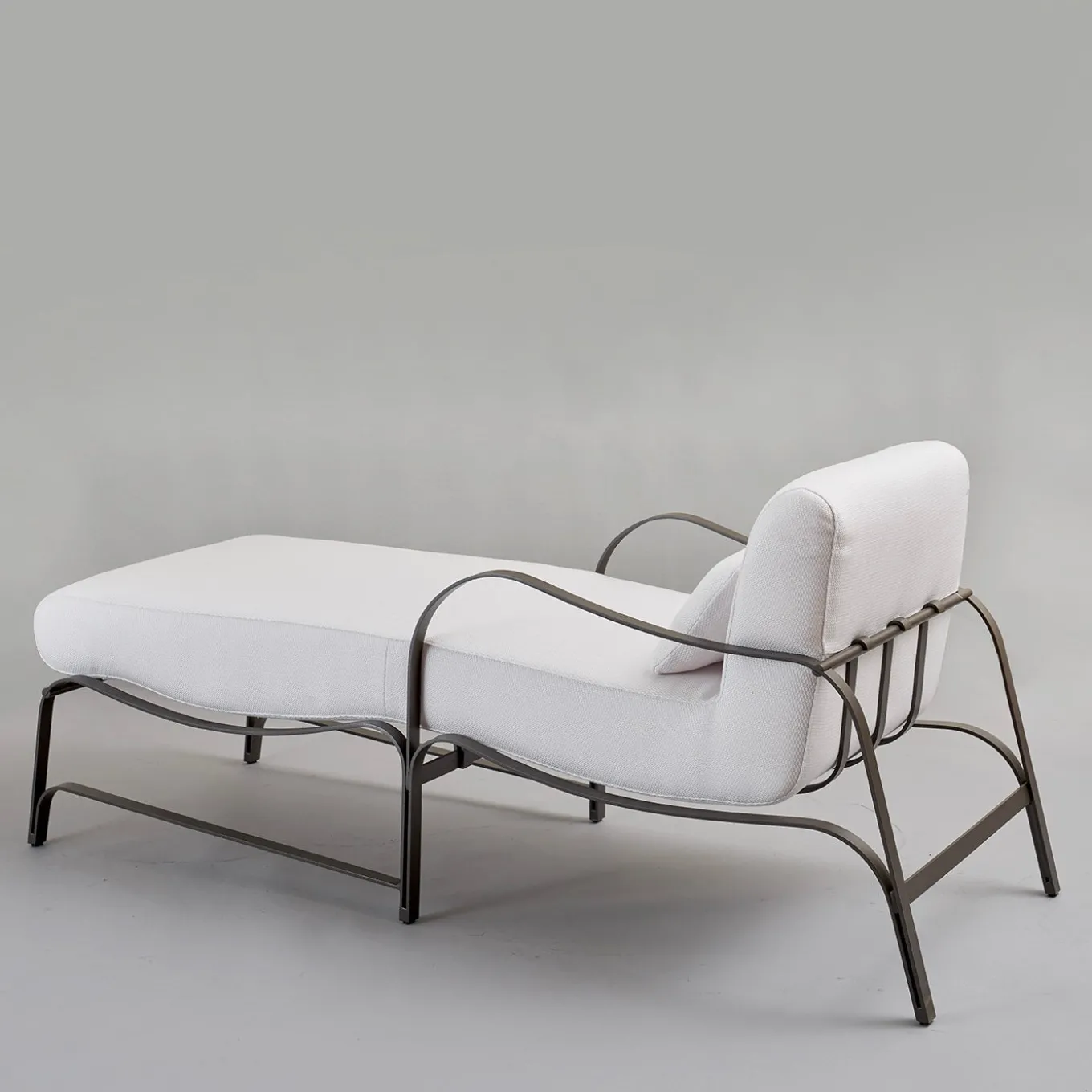 Chaise longue Amalfi bianca e grigia di Studio 63 in acciaio inox