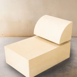 Chaise Longue Fattidipietra A in pietra per interni/esterni di Gumdesign