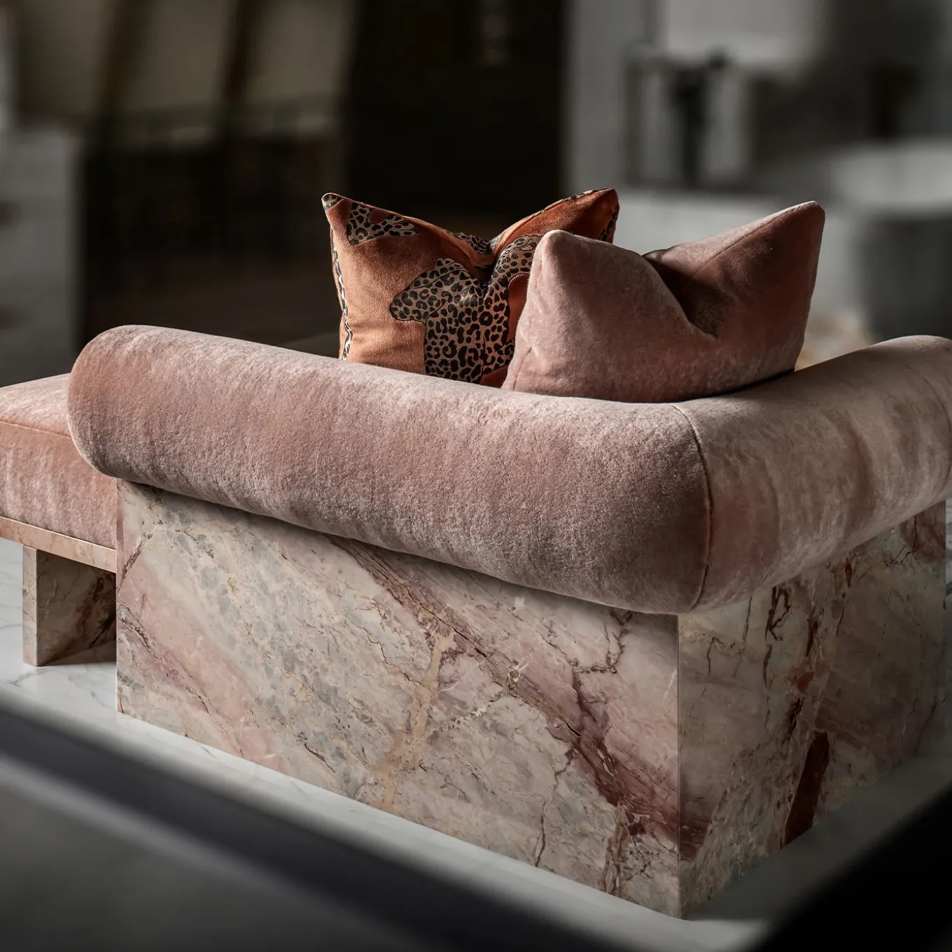 Chaise Longue Luna in marmo Siena rosa e seta mohair di Sheree Stuart Design