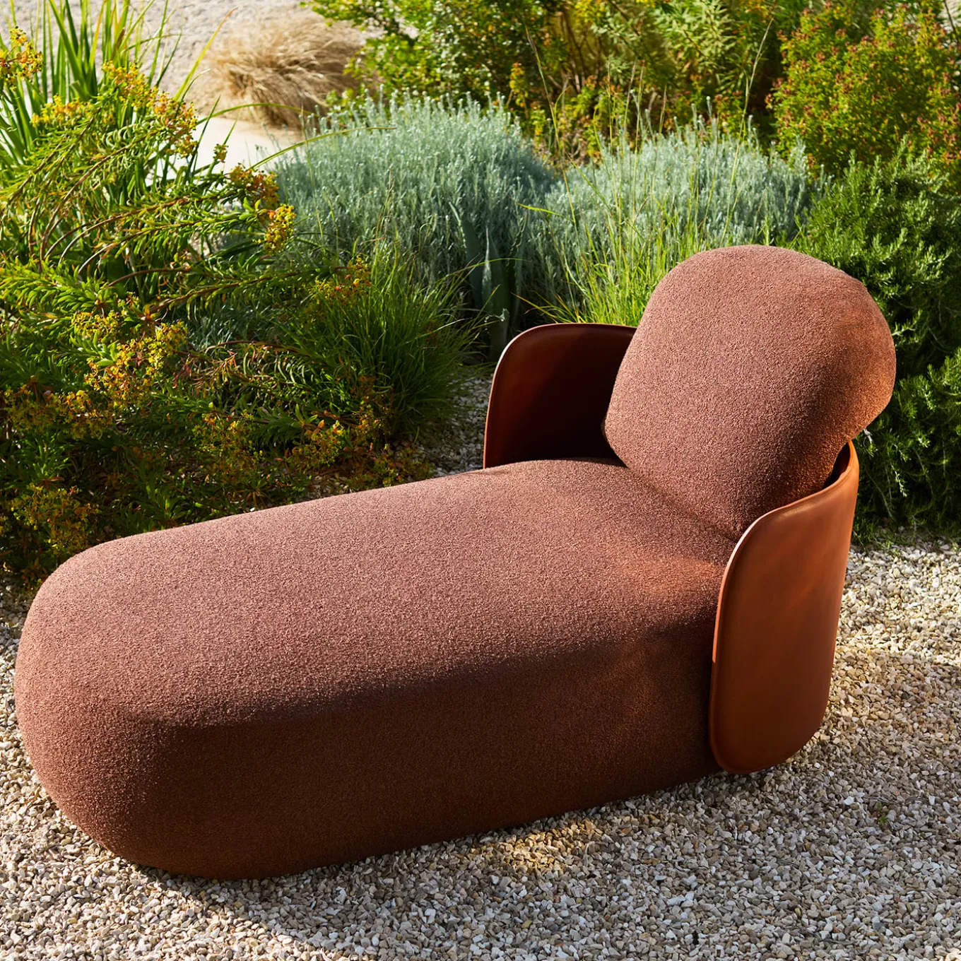 Chaise longue Mochi in pelle e tessuto marrone di Studiopepe