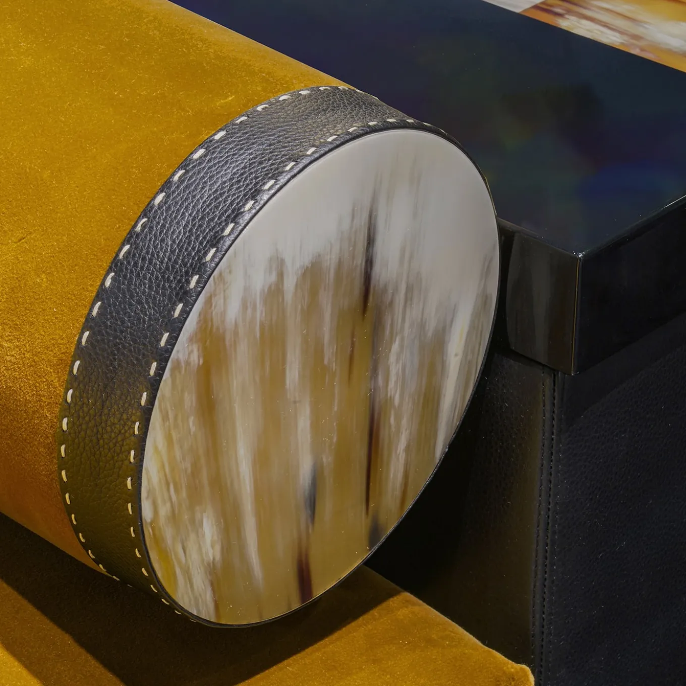 Chaise Lounge Egon in velluto giallo con dettagli in pelle e corno