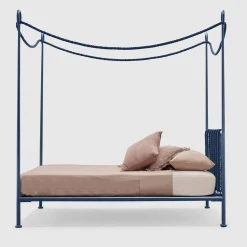 Cima Letto Matrimoniale con Baldacchino in Ferro Blu di Sovrappensiero Design Studio