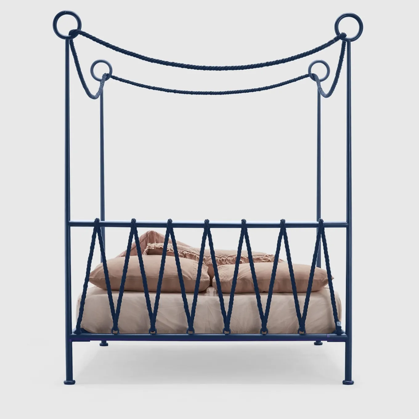 Cima Letto Matrimoniale con Baldacchino in Ferro Blu di Sovrappensiero Design Studio