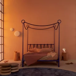Cima Letto Matrimoniale con Baldacchino in Ferro Blu di Sovrappensiero Design Studio
