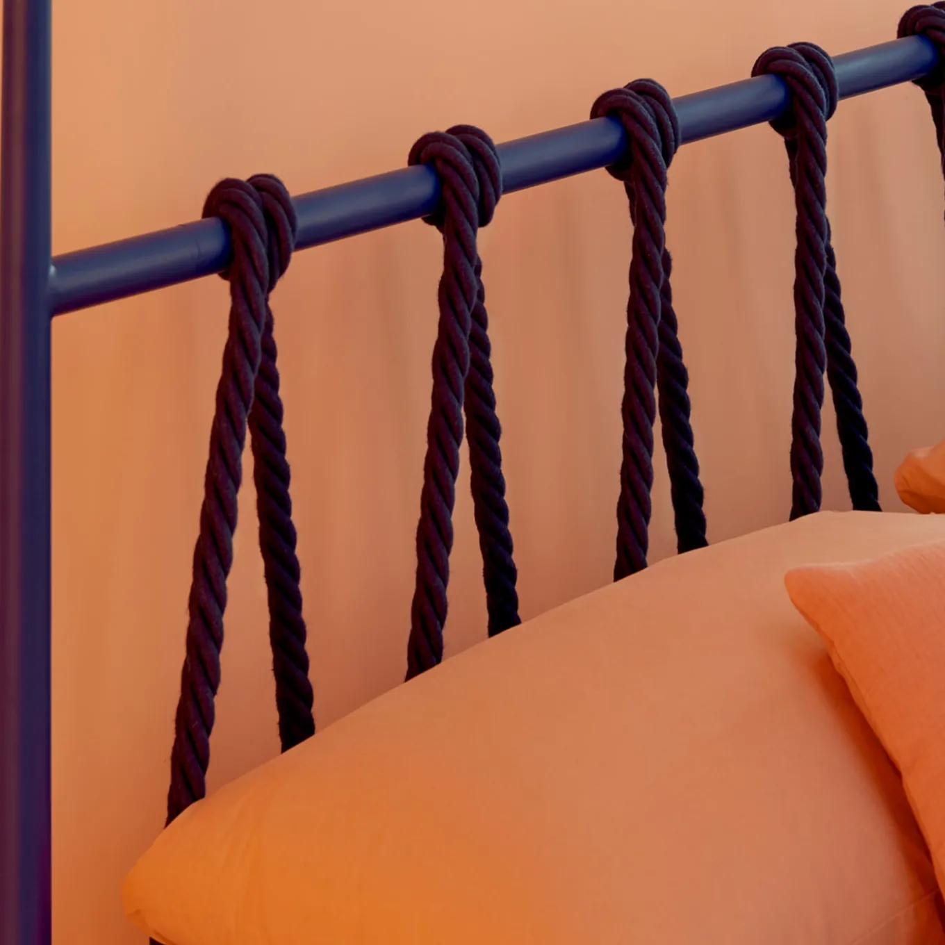 Cima Letto Matrimoniale con Baldacchino in Ferro Blu di Sovrappensiero Design Studio