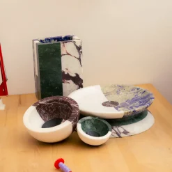 Ciotola in marmo multicolore Gae di Arthur Arbesser